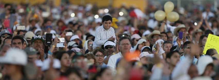 fieles de Ciudad Juárez asistiendo a misa del papa Francisco febrero 2016
