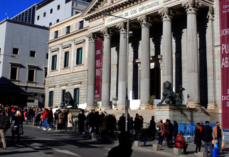 Una fila de personas espera para visitar el Congreso de los Diputados en las tradicionales jornadas de puertas abiertas que se celebran en la semana en que se conmemora el Día de la Constitución, el 6 de diciembre
