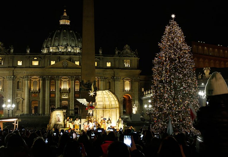 El Papa agradece el árbol y el Nacimiento de la Plaza de san Pedro