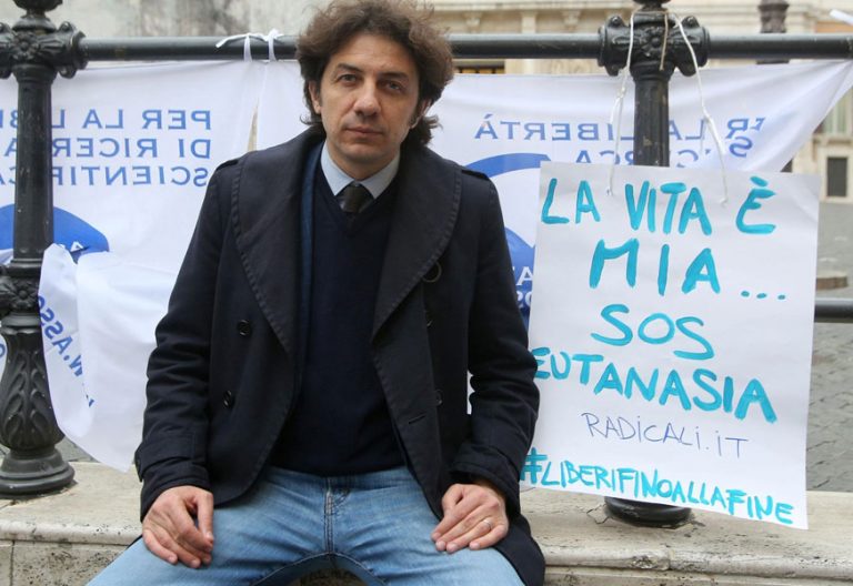 activista protesta para conseguir la ley italiana a favor de la eutanasia