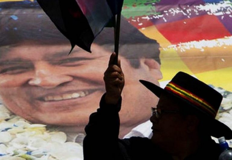 Una boliviana agita una bandera ante una imagen de Evo Morales/EFE