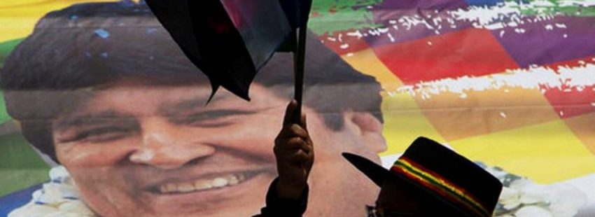 Una boliviana agita una bandera ante una imagen de Evo Morales/EFE