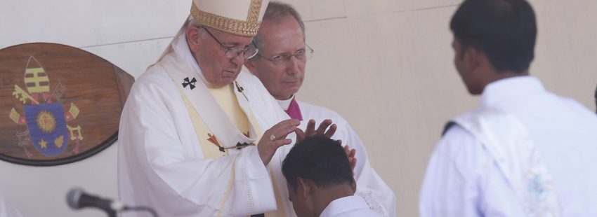 papa Francisco misa en Bangladesh ordenación de 16 nuevos sacerdotes 1 diciembre 2017