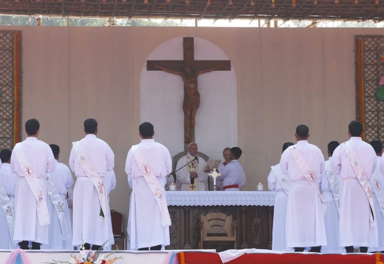 papa Francisco misa en Bangladesh ordenación de 16 nuevos sacerdotes 1 diciembre 2017