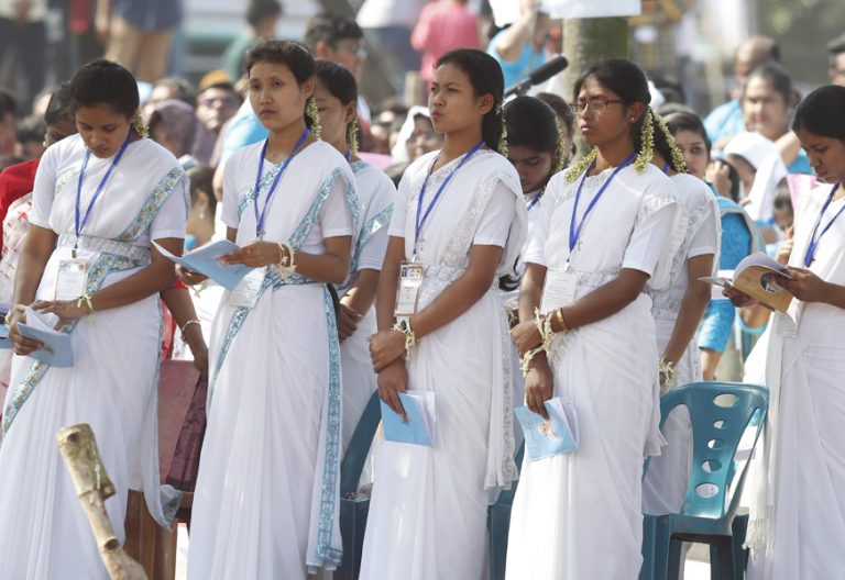 papa Francisco misa en Bangladesh ordenación de 16 nuevos sacerdotes 1 diciembre 2017