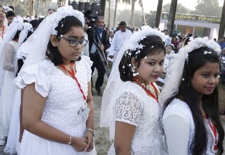 papa Francisco misa en Bangladesh ordenación de 16 nuevos sacerdotes 1 diciembre 2017