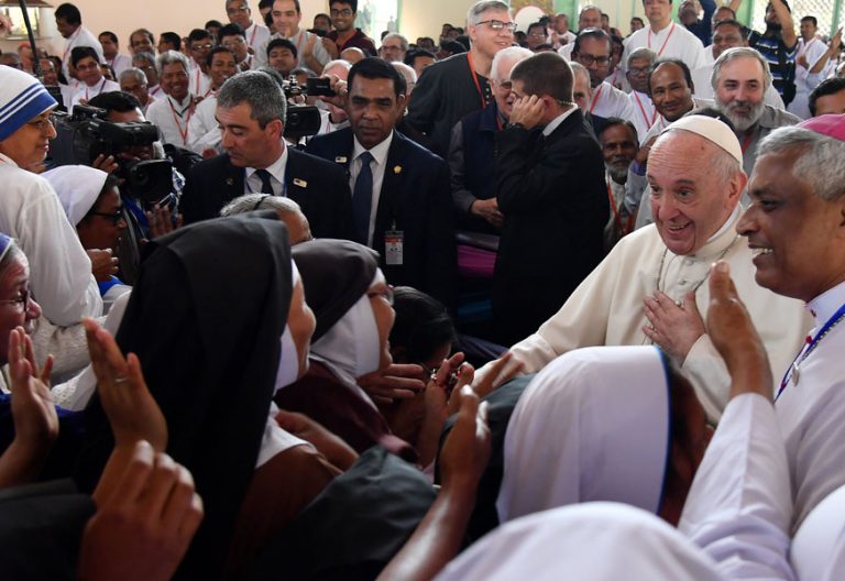 papa Francisco viaje a Bangladesh con sacerdotes y religiosos 2 diciembre 2017