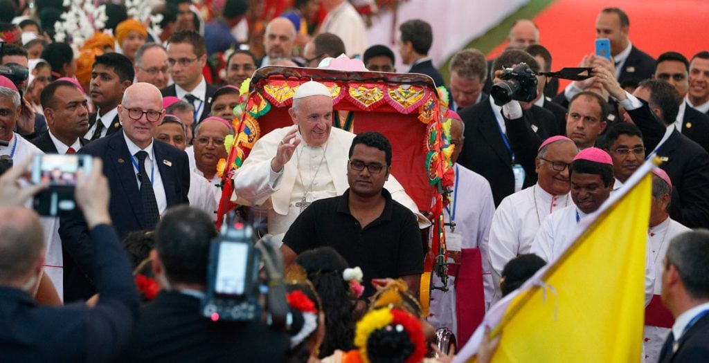 papa Francisco viaje a Bangladesh en un rickshaw bicicleta típica 1 diciembre 2017
