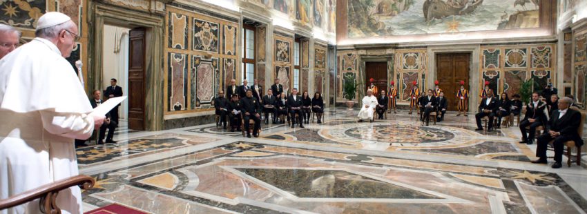 papa Francisco con los nuevos embajadores de Yemen, Nueva Zelanda, Suazilandia, Azerbaiyán, Chad, Liechtenstein e India