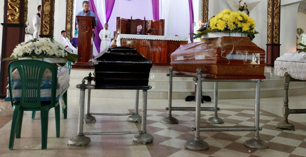frase para seres queridos fallecidos, ataúdes en un funeral