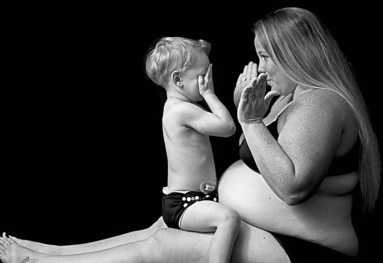 madre con hijo jugando al escondite