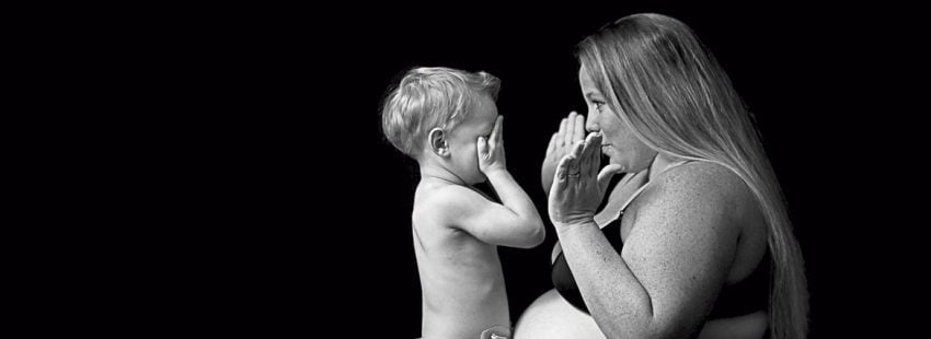 madre con hijo jugando al escondite