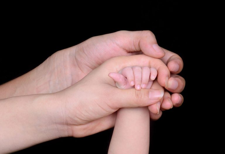 manos de una familia padre madre e hijo