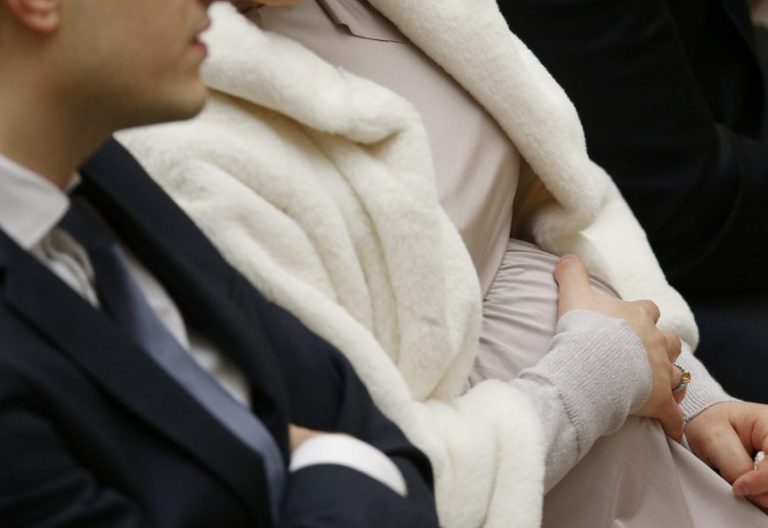 Una mujer embarazada, con su esposo, en una audiencia con el Papa/CNS