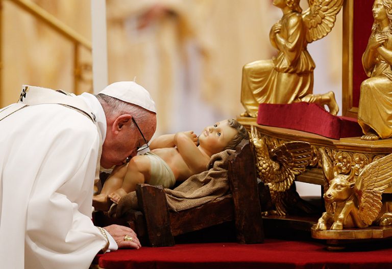 Francisco invita a poner en marcha “una nueva imaginación social” en la Misa del Gallo