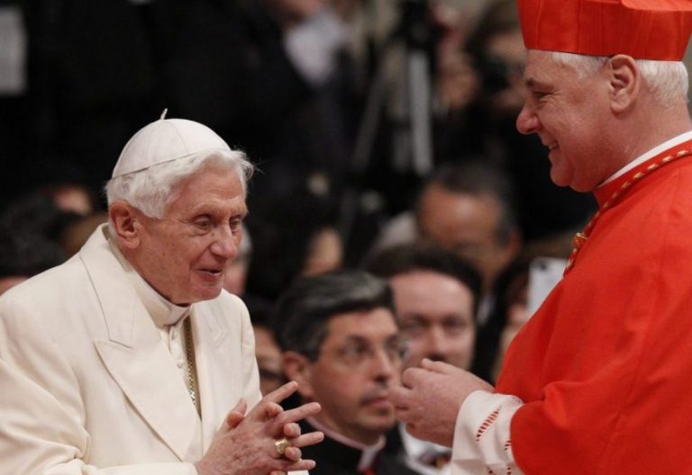 El Papa Benedicto XVI, con el cardenal Müller en una imagen de archivo