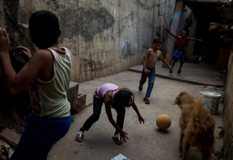 Un grupo de niños, en un suburbio de Venezuela/EFE