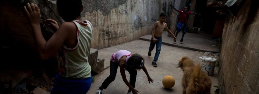 Un grupo de niños, en un suburbio de Venezuela/EFE