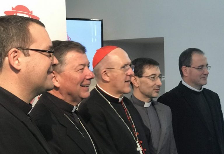 El cardenal arzobispo de Madrid, Carlos Osoro, con sus obispos auxiliares: Jesús Vidal, Juan Antonio Martínez Camino, José Cobo y Santos Montoya/JB
