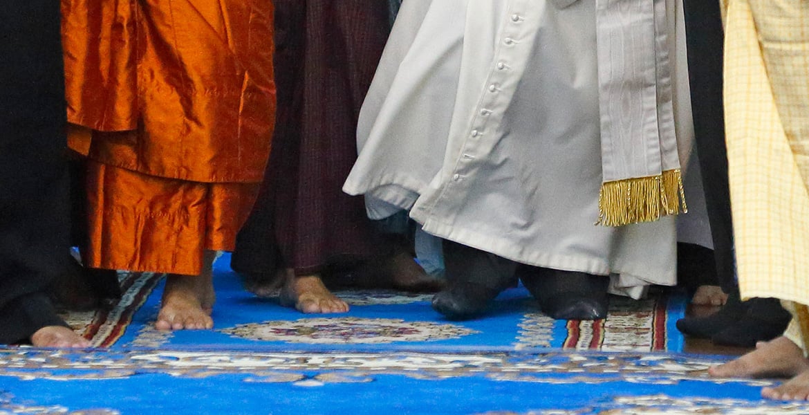 Papa Francisco Descalzo Templo Budista Myanmar