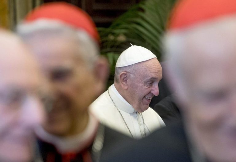 El Papa, durante el mensaje de Navidad a la Curia/EFE