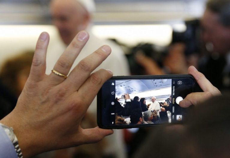 El Papa Francisco, fotografiado con un teléfono móvil