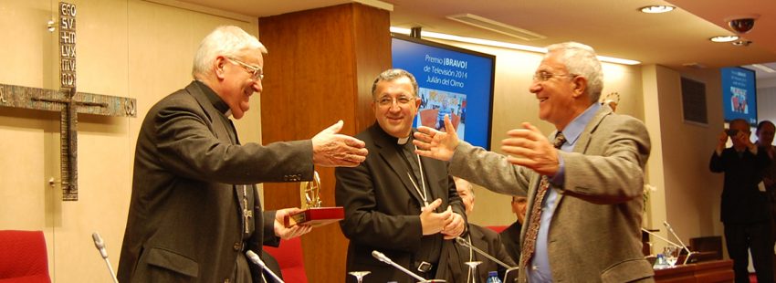Julián del Olmo director de Pueblo Dios Premio Bravo Especial 2017 de la CEE recogiendo el Bravo