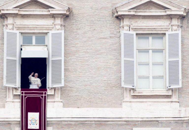 El Papa en el Ángelus: “El ejercicio más destructivo es murmurar”