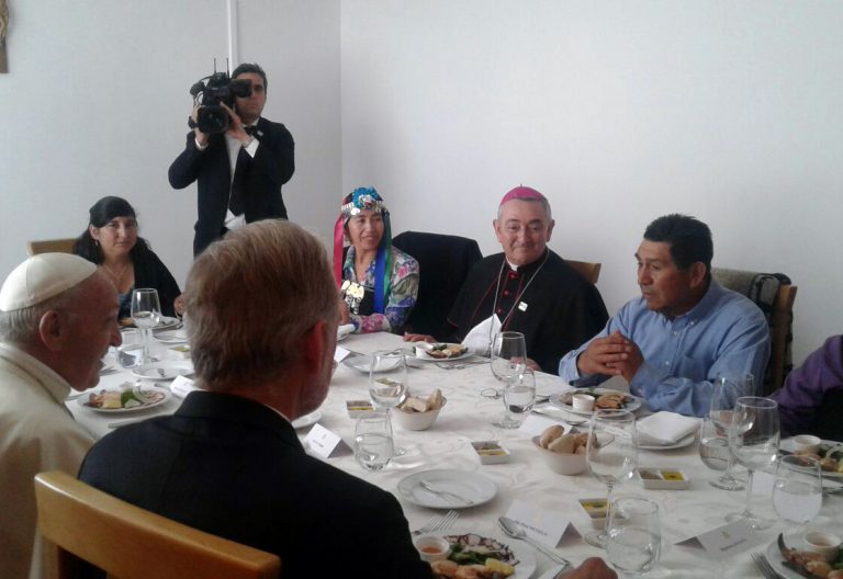 Así ha sido el almuerzo de Francisco con 11 indígenas de la Araucanía