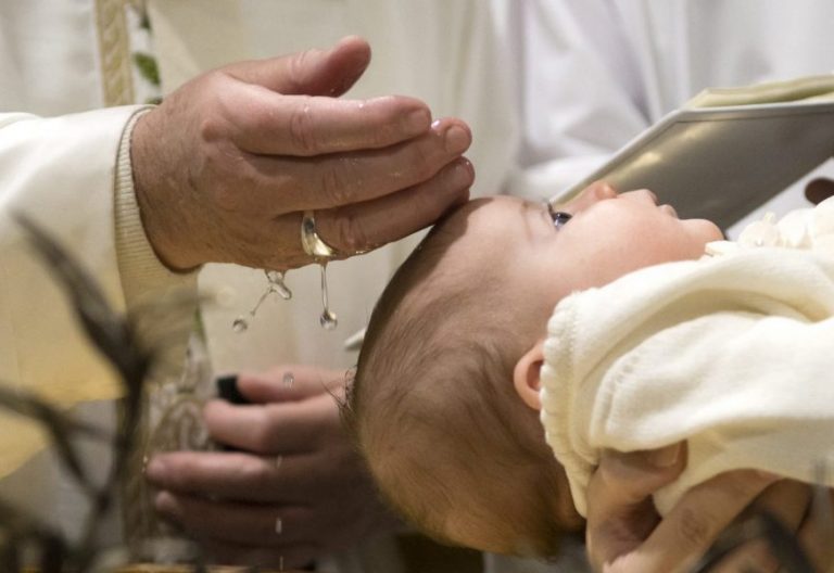 El Papa Francisco bautiza a un niño en la Capilla Sixtina/LOR