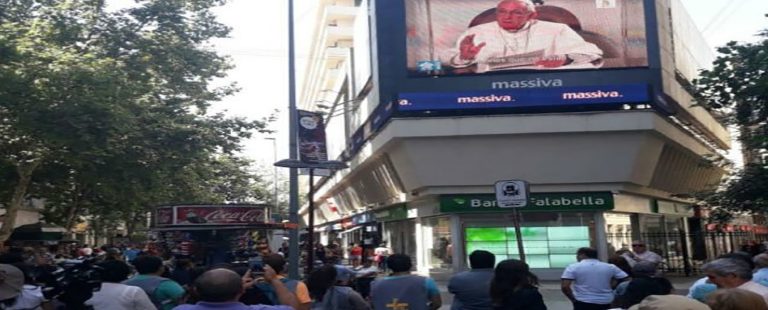 A horas de iniciar su gira Francisco saluda a chilenos y peruanos