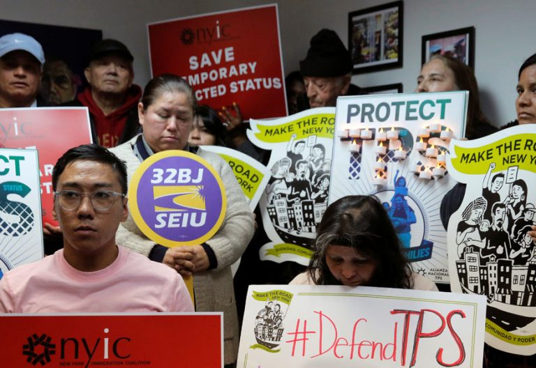 Migrantes salvadoreños protestan contra la retirada del TPS por Trump