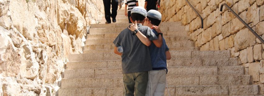 Dos menores judíos se abrazan en las calles de la ciudad vieja de Jerusalén