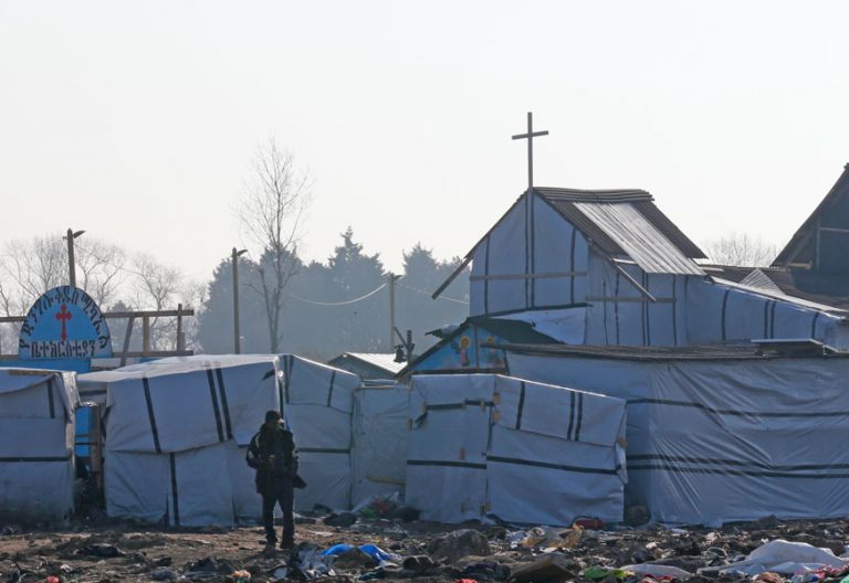 Un refugiado en el campamento de Calais