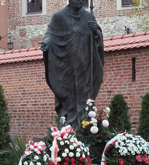 imagen de Juan Pablo II frente a la Catedral de Cracovia