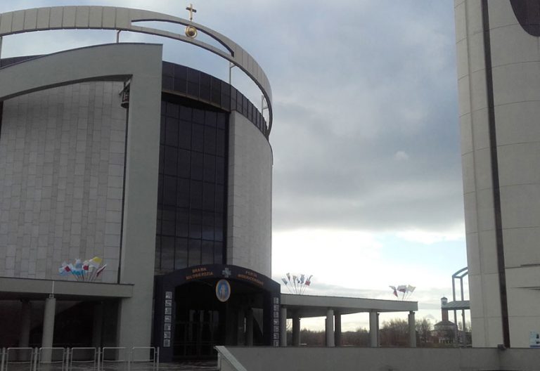 Puerta de la Misericordia en el Centro San Juan Pablo II de Cracovia