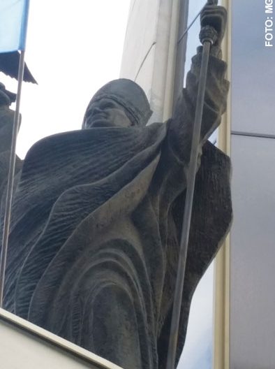 imagen de Juan Pablo II en el exterior de uno de los edificios Centro Juan Pablo II Cracovia