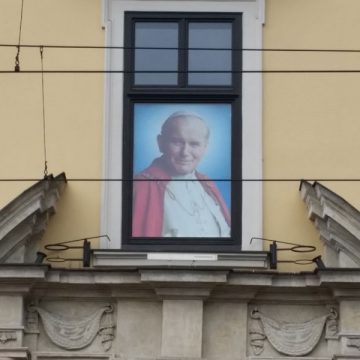 imagen de Juan Pablo II ventana del Palacio Arzobispal Cracovia