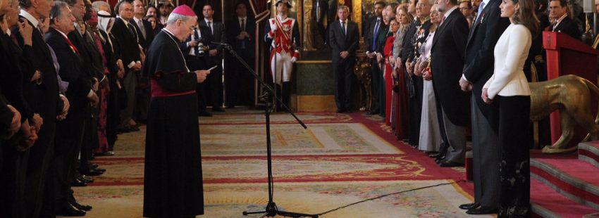El nuncio Renzo Fratini pronuncia el discurso, como decano del cuerpo diplomático acreditado en España, ante el rey Felipe VI en la recepción ofrecida en el Palacio Real el 31 de enero de 2018