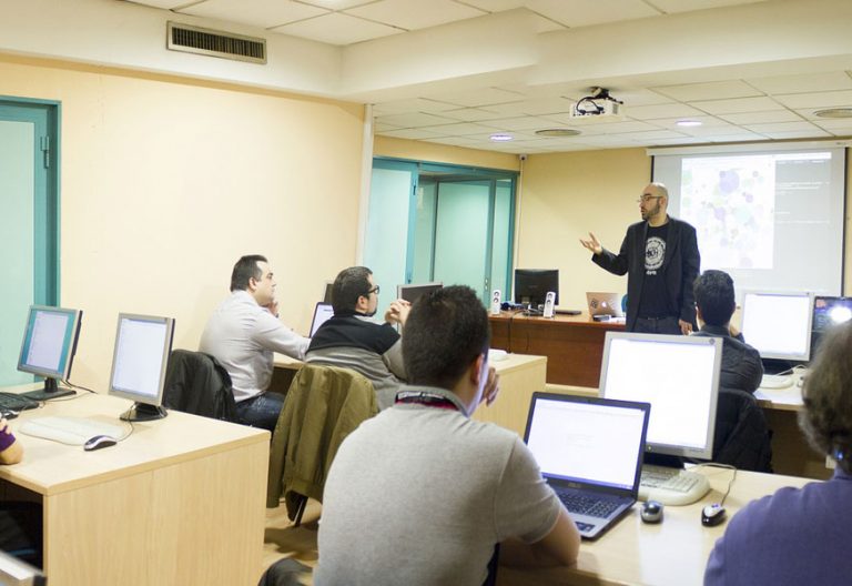 profesores en el aula en cursos de formación permanente