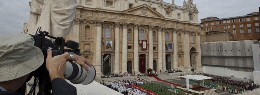 fotógrafo en el Vaticano durante una celebración en la Plaza de San Pedro