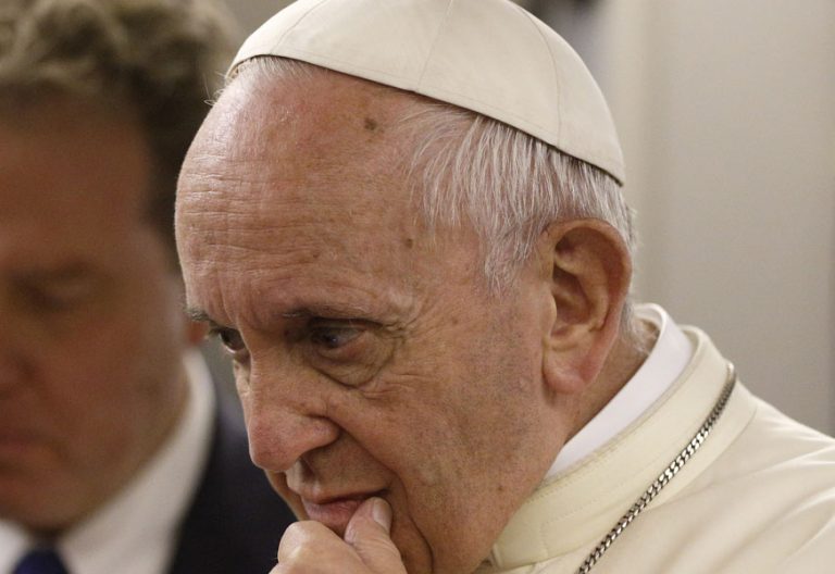 papa Francisco con periodistas en el avión de vuelta de Perú