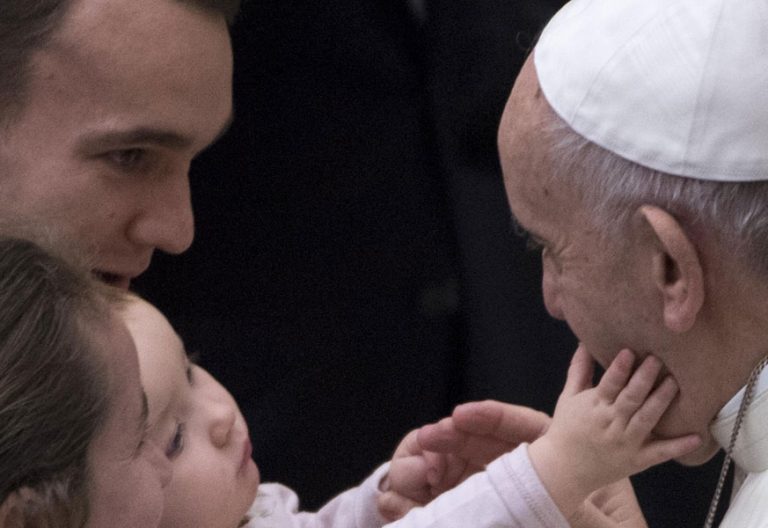 papa Francisco saluda a un bebé audiencia general miércoles 3 enero