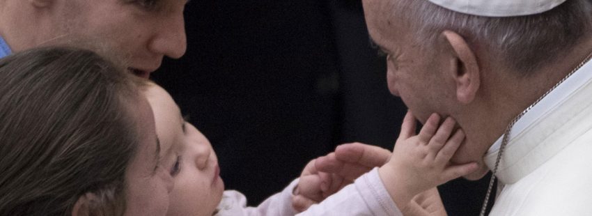 papa Francisco saluda a un bebé audiencia general miércoles 3 enero