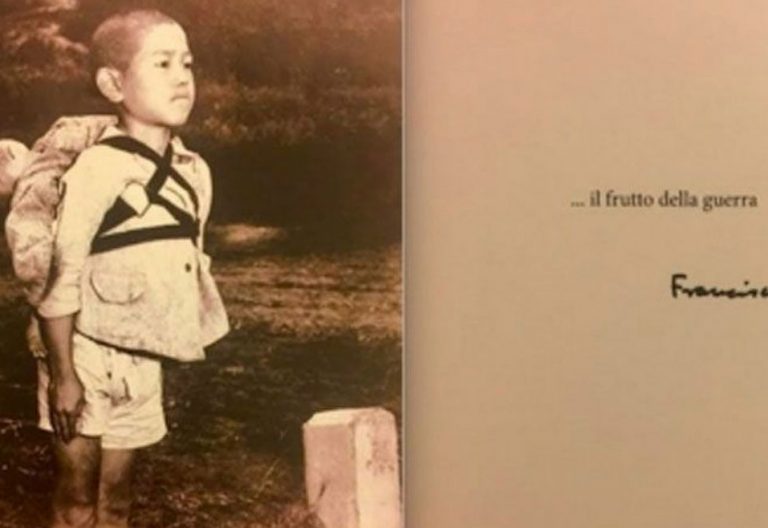postal del navidad 2017 del papa Francisco niño llevando hermano muerto a su espalda Nagasaki