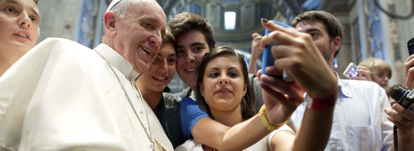 papa Francisco se hace un selfie con jóvenes agosto 2013