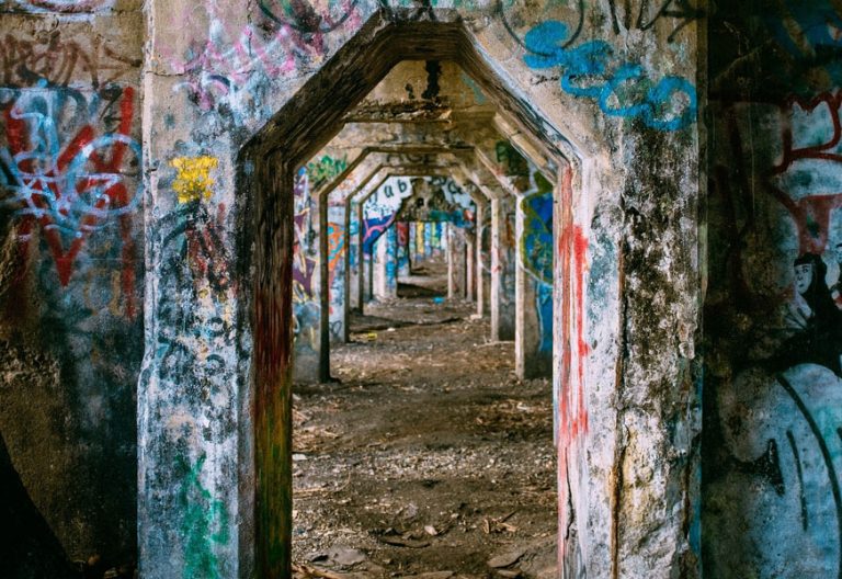 graffitis de colores sobre puertas de piedra