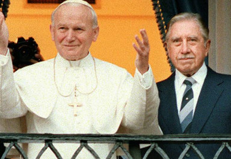 papa Juan Pablo II en Chile con el dictador Augusto Pinochet abril 1987
