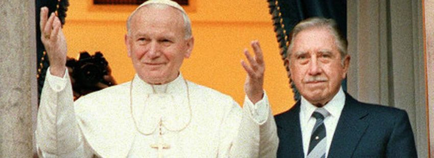 papa Juan Pablo II en Chile con el dictador Augusto Pinochet abril 1987