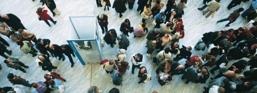 Un grupo de laicos durante el descanso en una jornada de apostolado seglar en Madrid